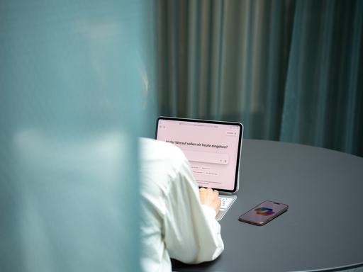 Eine Frau nutzt den KI-Assistenten Microsoft Copilot auf iPad und iPhone.