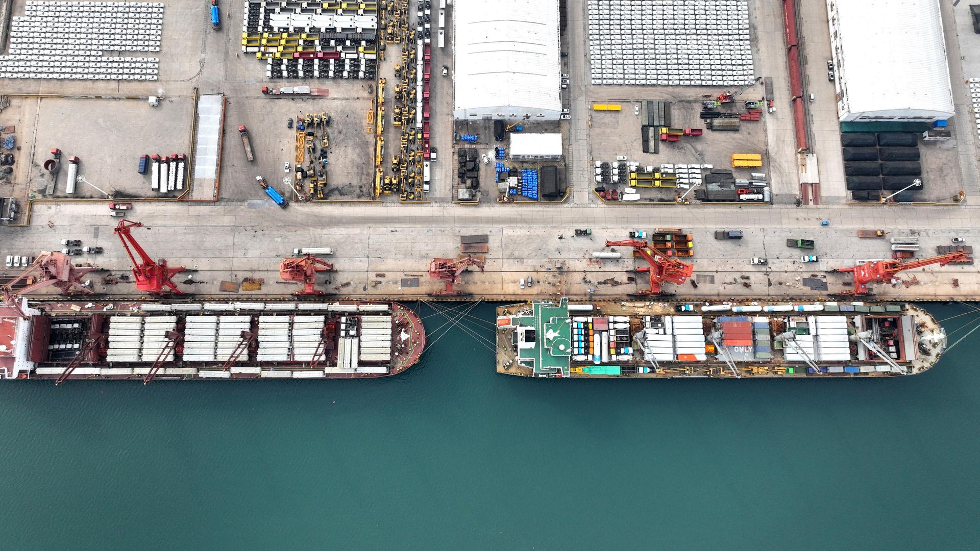 Eine Luftaufnahme zeigt Frachtschiffe, die an einer Anlegestelle in Lianyungang City, Spezialtankwagen für den Export nach Afrika beladen.