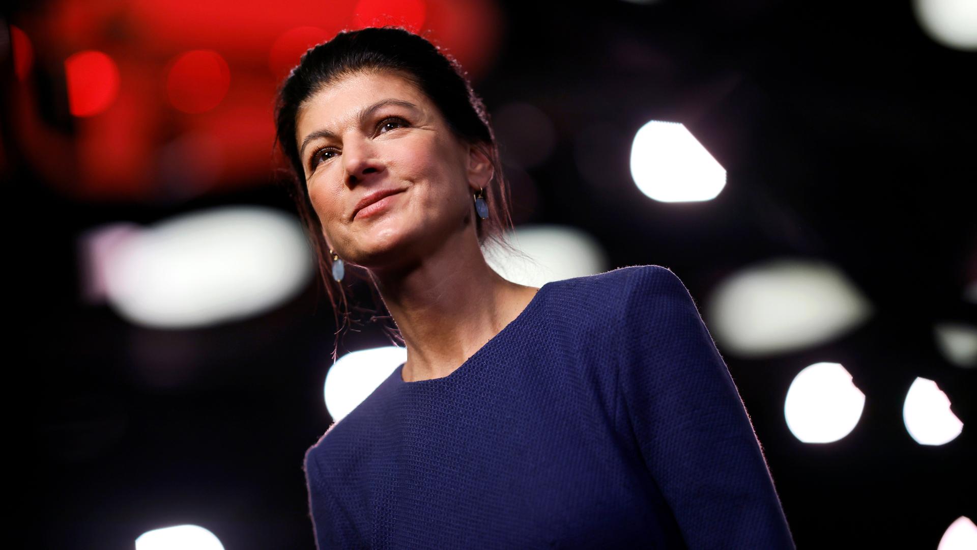 Sahra Wagenknecht vor unscharfen Lichtern in leichter Untersicht