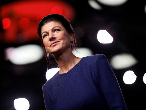 Sahra Wagenknecht vor unscharfen Lichtern in leichter Untersicht