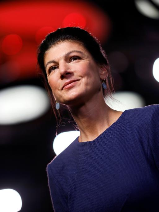 Sahra Wagenknecht vor unscharfen Lichtern in leichter Untersicht