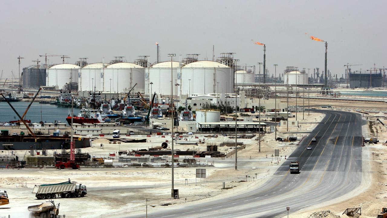 Ein Blick über einen kleinen Teil der weitläufigen Gasanlagen von Ras Laffan bei Doha in Katar mit riesigen Gastanks. Ein Blick über einen kleinen Teil der weitläufigen Gasanlagen von Ras Laffan bei Doha in Katar mit riesigen Gastanks.