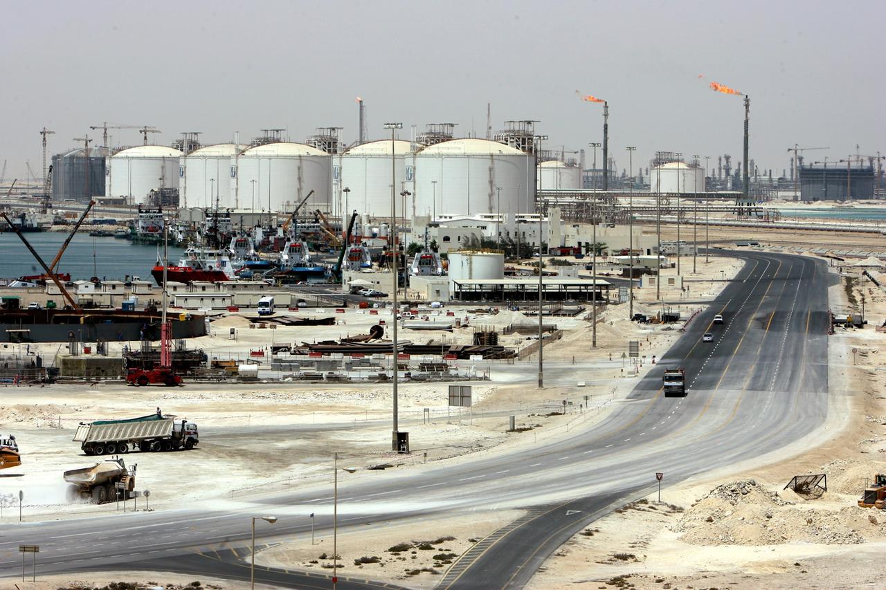 Ein Blick über einen kleinen Teil der weitläufigen Gasanlagen von Ras Laffan bei Doha in Katar mit riesigen Gastanks. Ein Blick über einen kleinen Teil der weitläufigen Gasanlagen von Ras Laffan bei Doha in Katar mit riesigen Gastanks.