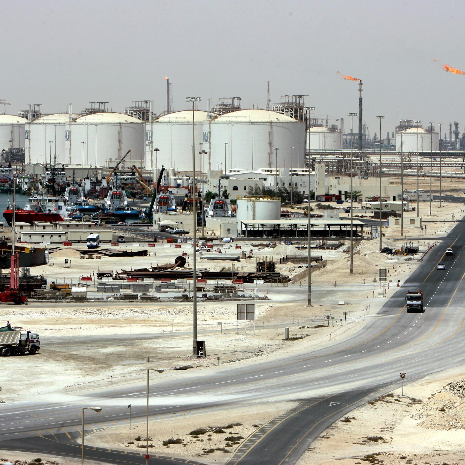 Ein Blick über einen kleinen Teil der weitläufigen Gasanlagen von Ras Laffan bei Doha in Katar mit riesigen Gastanks.