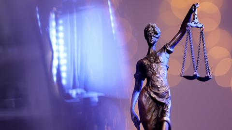 Eine Bronzestatue der Justitia steht auf einem Tisch. (Symbolbild) 