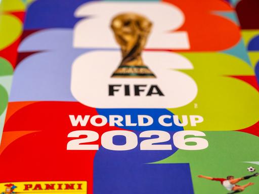 Auf der Titelseite des Panini-Stickeralbums zur FIFA WM 2026 ist der Pokal abgebildet. Auf der Titelseite des Panini-Stickeralbums zur FIFA WM 2026 ist der Pokal abgebildet.