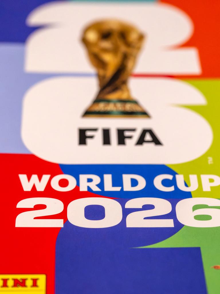 Auf der Titelseite des Panini-Stickeralbums zur FIFA WM 2026 ist der Pokal abgebildet. Auf der Titelseite des Panini-Stickeralbums zur FIFA WM 2026 ist der Pokal abgebildet.