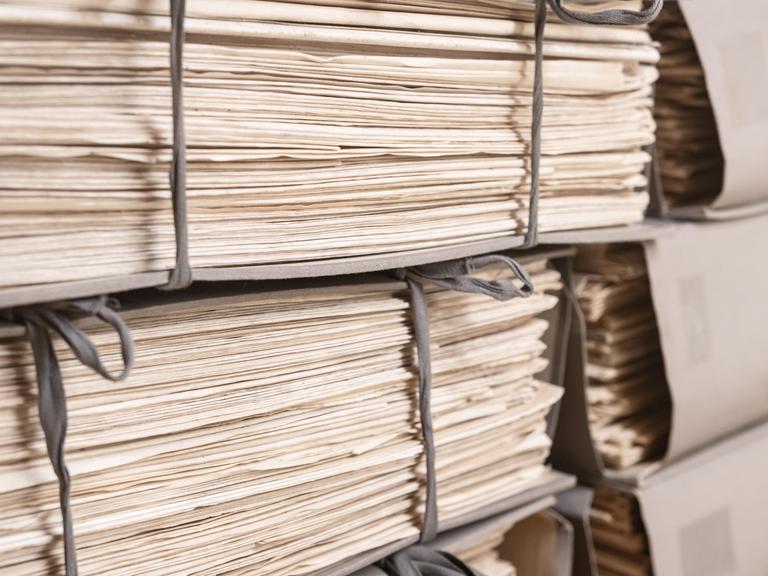 Viele Zettel, in Ordnern gestapelt