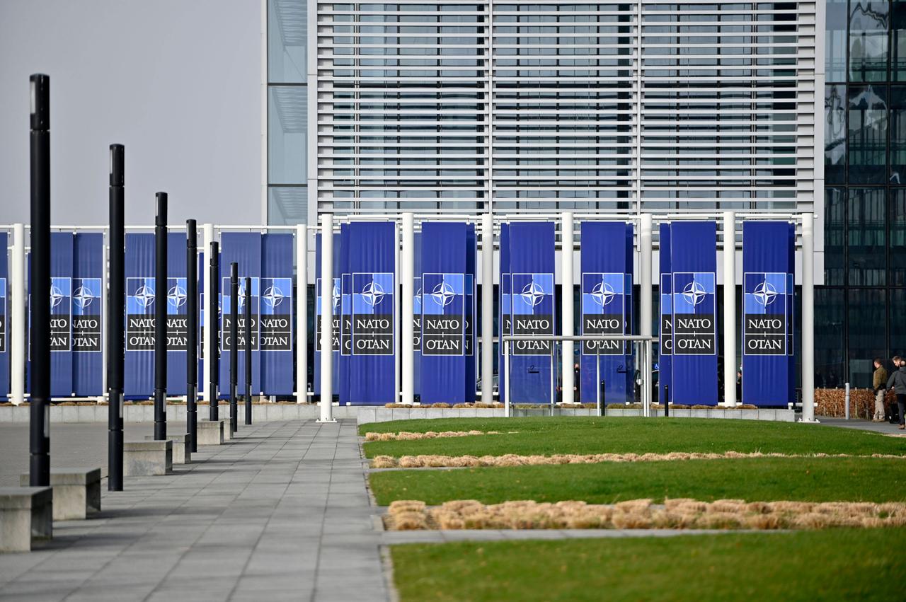 Das NATO-Hauptquartier in Brüssel von außen, mit NATO-Logos vor der Tür.