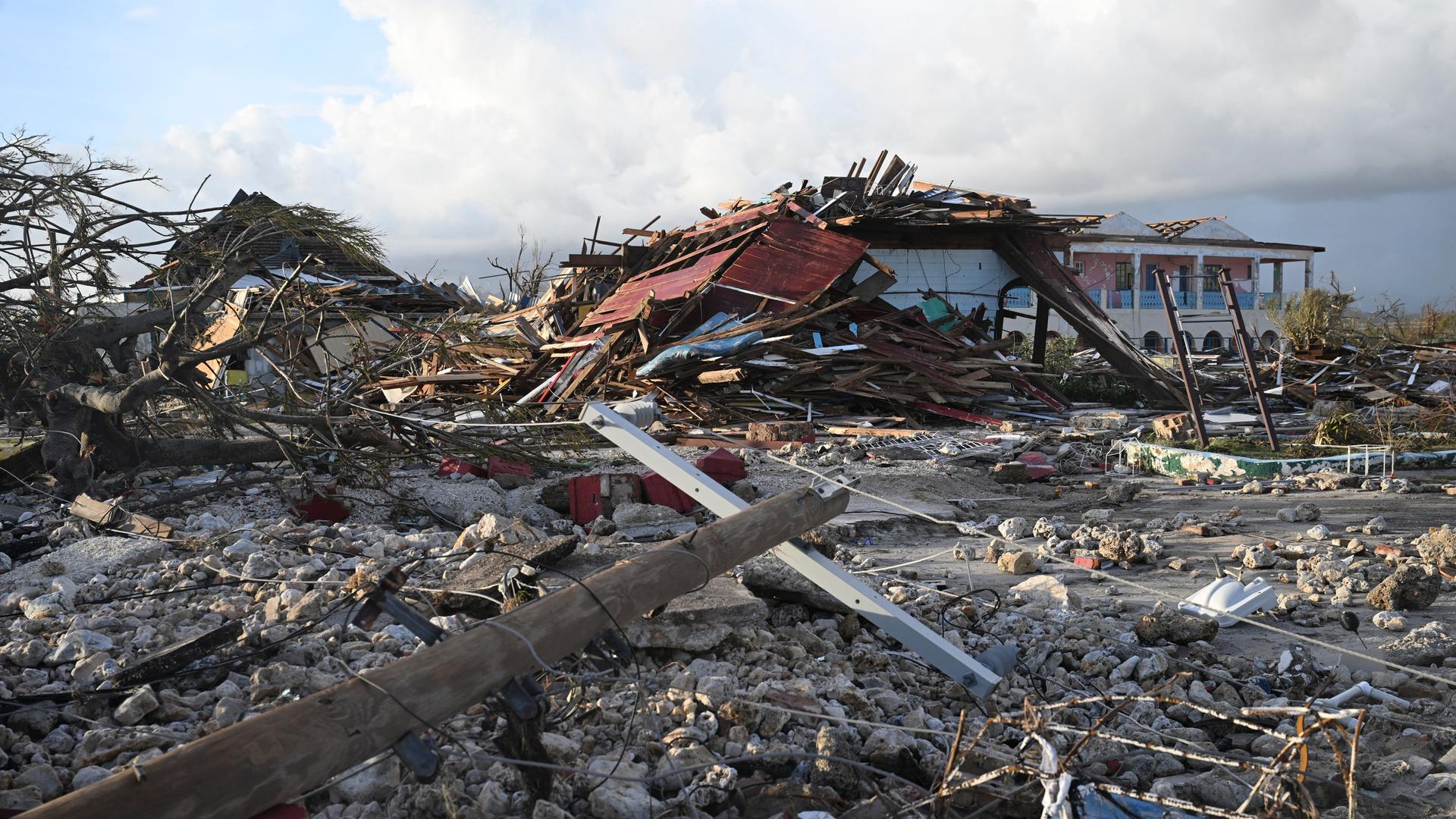 Das Bild zeigt ein verwüstetes Wohnviertel in der Stadt Black River in Jamaika nach einem Hurrikan.  Das Bild zeigt ein verwüstetes Wohnviertel in der Stadt Black River in Jamaika nach einem Hurrikan.