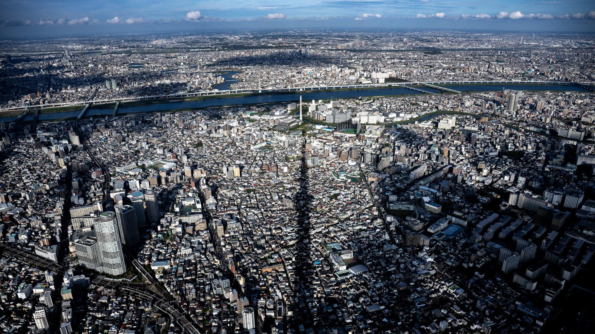 Blick über die Dächer von Tokyo, auf die der Schatten des Tokyo Sky Trees fällt. Blick über die Dächer von Tokyo, auf die der Schatten des Tokyo Sky Trees fällt.