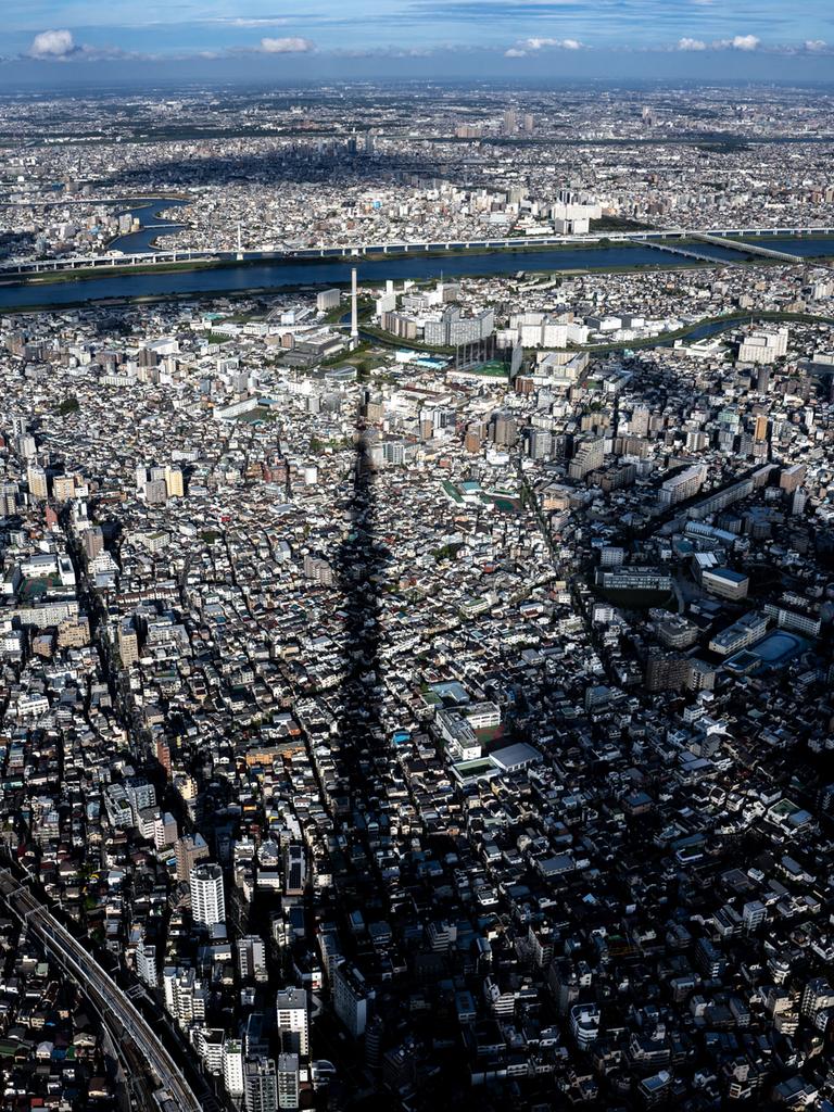 Blick über die Dächer von Tokyo, auf die der Schatten des Tokyo Sky Trees fällt.