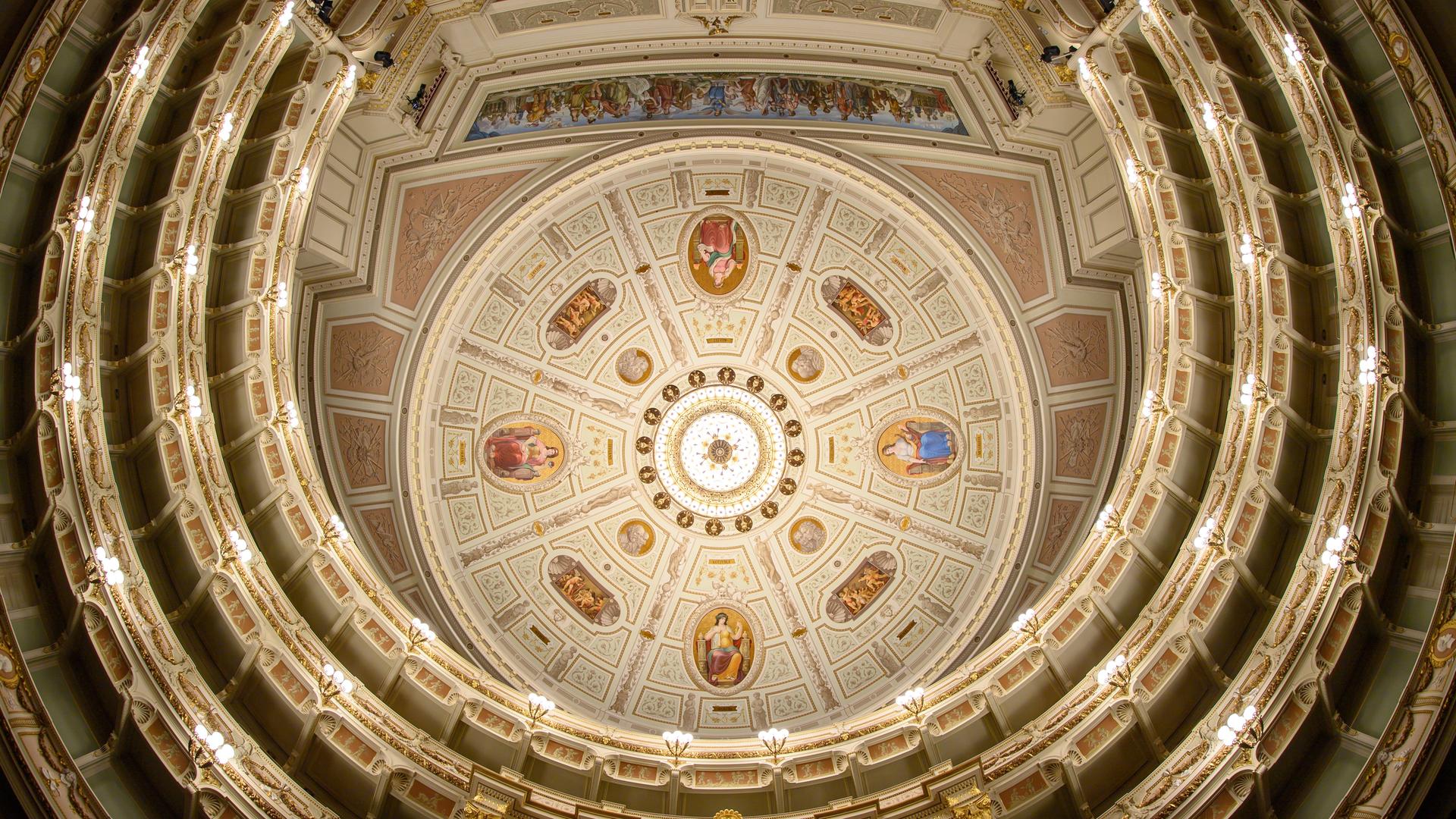 Der Blick auf die Saaldecke der Dresdner Semperoper. Der Blick auf die Saaldecke der Dresdner Semperoper.