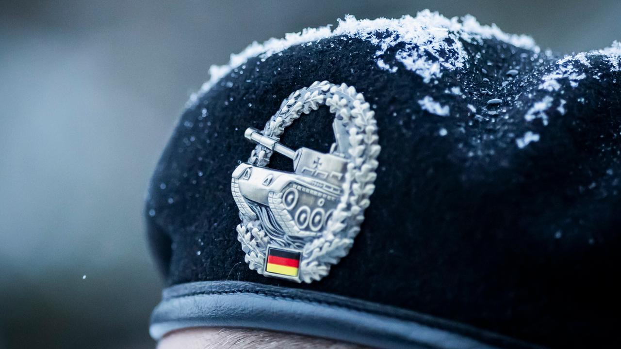 Das Barettabzeichen "Panzertruppe" ist beim Besuch von Außenminister Wadephul bei der Panzerbrigade 45 zu sehen. Das Barettabzeichen "Panzertruppe" ist beim Besuch von Außenminister Wadephul bei der Panzerbrigade 45 zu sehen.