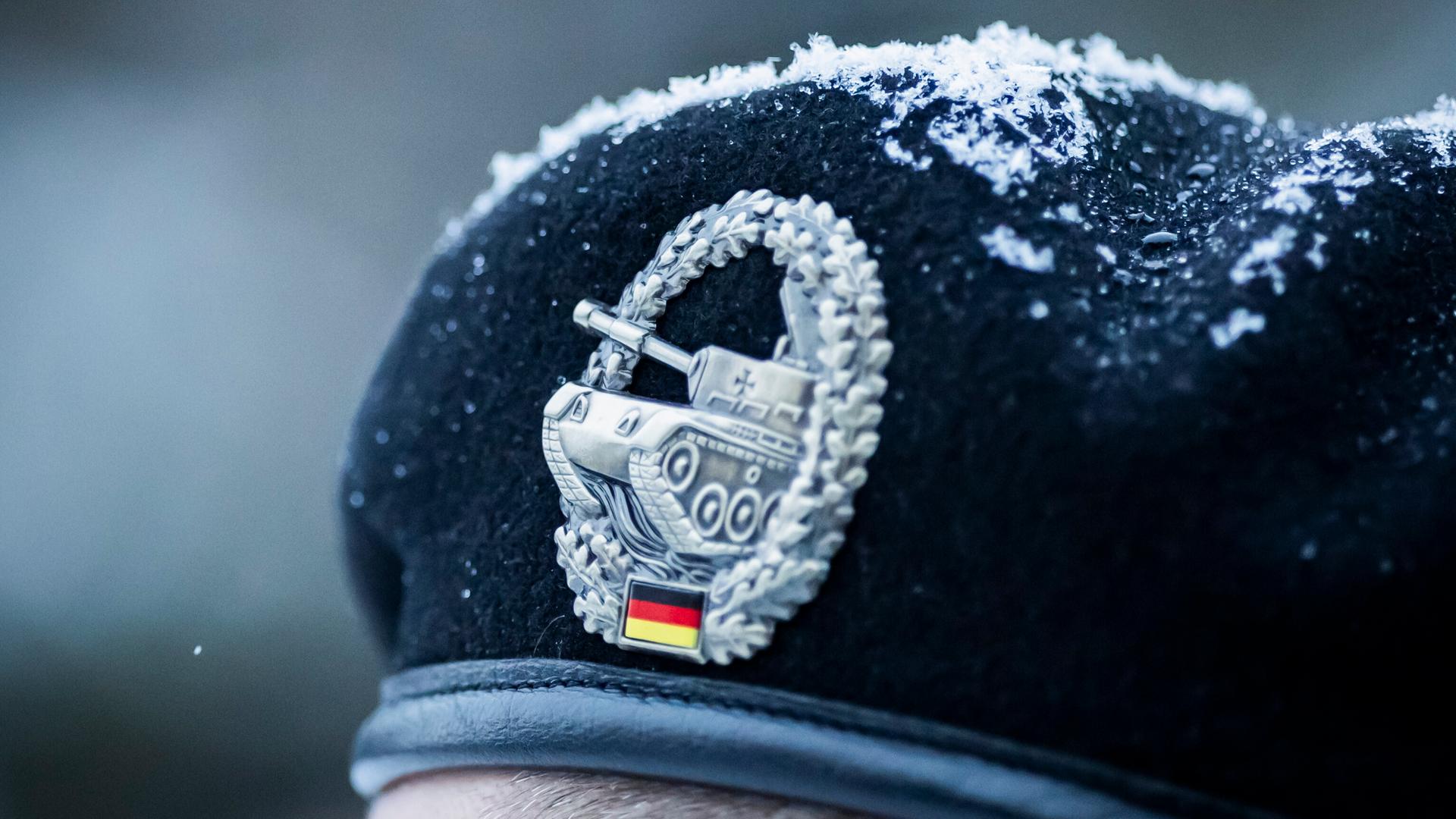 Das Barettabzeichen «Panzertruppe» ist beim Besuch von Außenminister Wadephul bei der Panzerbrigade 45 zu sehen. 