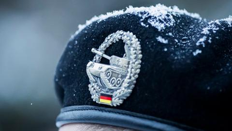 Das Barettabzeichen «Panzertruppe» ist beim Besuch von Außenminister Wadephul bei der Panzerbrigade 45 zu sehen. 