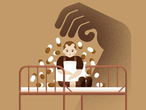 Abstrakte Zeichnung eines Kindes, das auf einem altmodischen Heimbett hockt, über ihm eine krallenartig bedrohende riesige Hand in Schattenanmutung, die überdimensionale Pillen auf das Bett streut