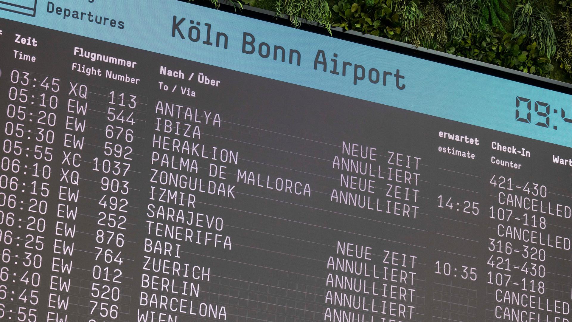 Ein Anzeigendisplay am Köln Bonner Flughafen zeigt Verspätungen und Flugausfälle an. 