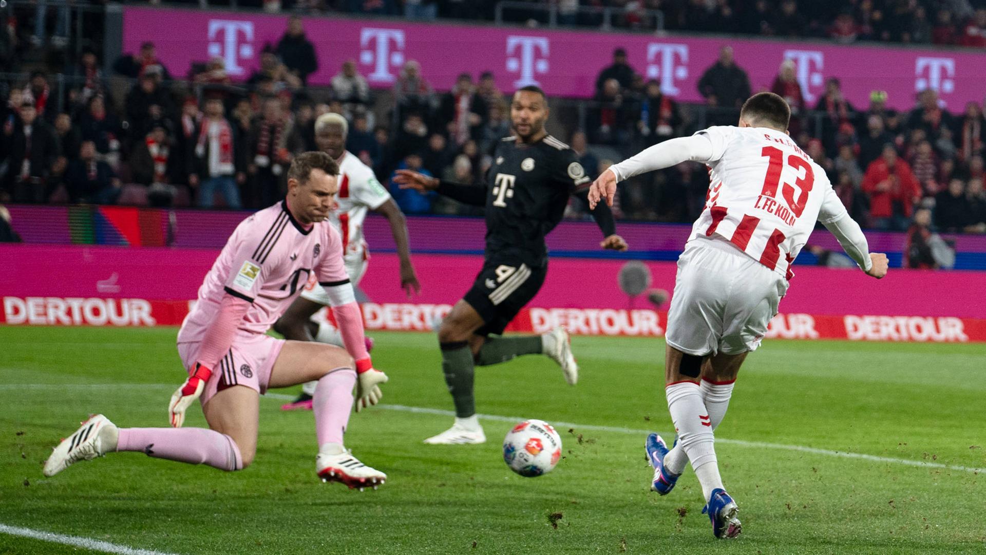 Szene aus dem Spiel 1. FC Köln gegen FC Bayern München; Spieler beider Mannschaften kämpfen um den Ball.
      