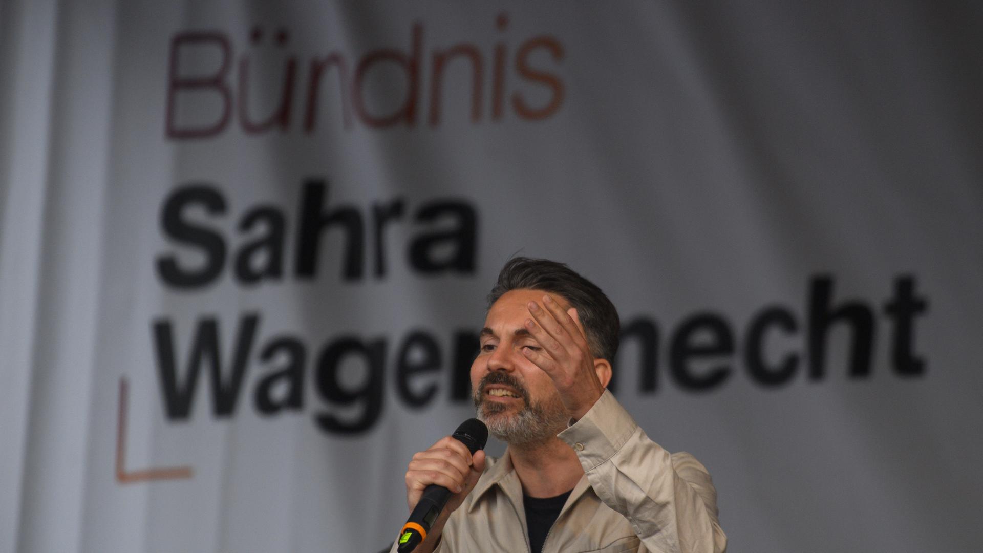 Fabio De Masi vom Bündnis Sahra Wagenknecht spricht auf einer Wahlkampfveranstaltung in Magdeburg zu seinen Zuhörern. 