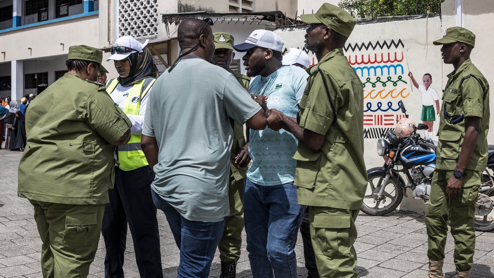 In Tansania nehmen Polizisten mehrere Männer fest, die während der Präsidentschaftswahl protestierten. In Tansania nehmen Polizisten mehrere Männer fest, die während der Präsidentschaftswahl protestierten.