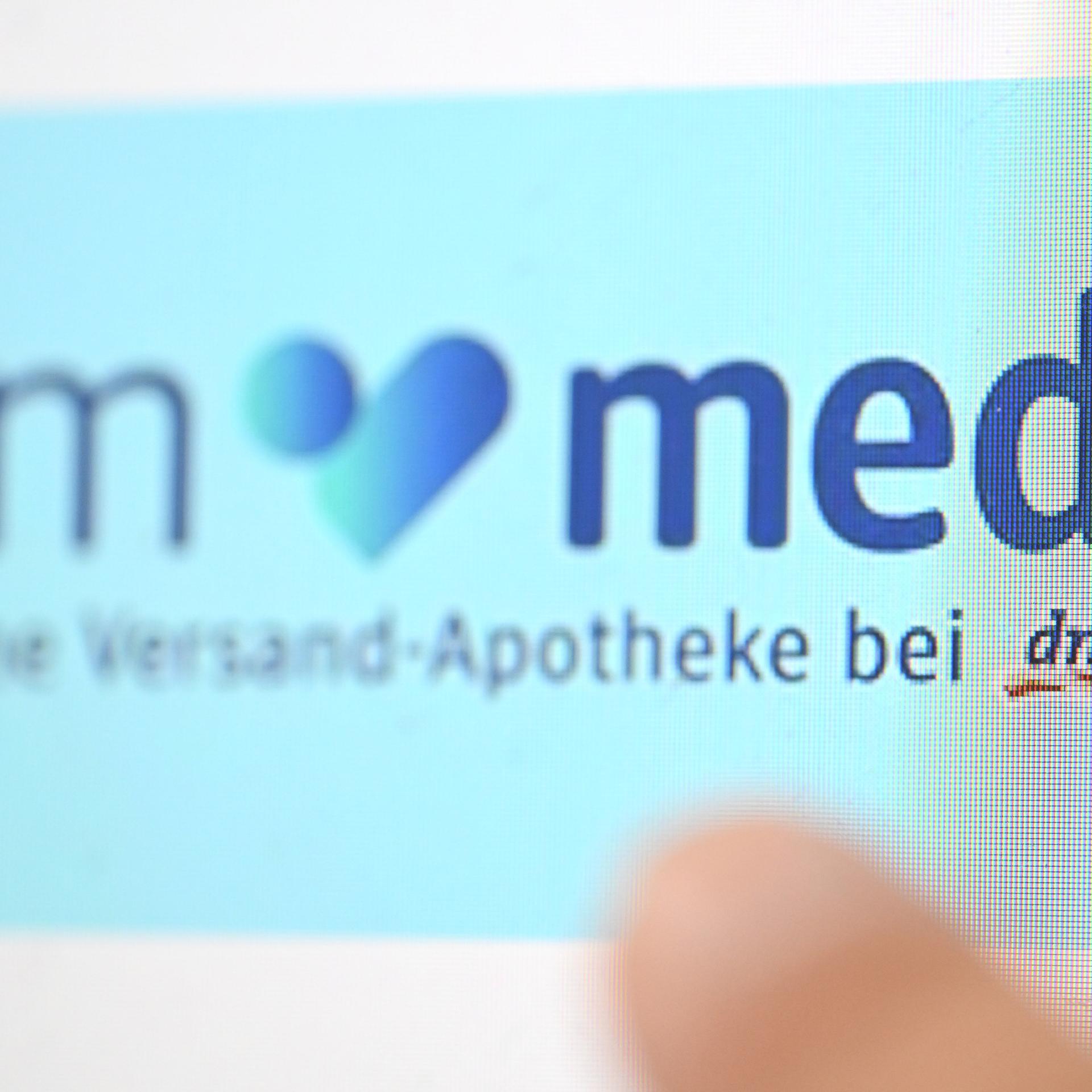 Das Logo der Online-Apotheke dm-med erscheint auf der Webseite von dm auf einem Computerbildschirm.