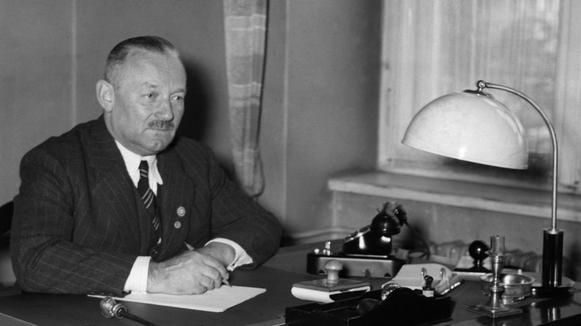 Manfred von Killinger, Porträt am Schreibtisch, als neuernannter Gesandter für die Slowakei, vom 30.07.1940.