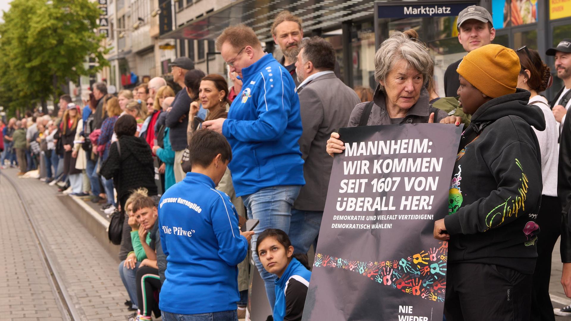 Nach der Messerattacke mit mehreren Verletzten in Mannheim demonstrieren Bürger mit Plakaten gegen Extremismus und Gewalt. Nach der Messerattacke mit mehreren Verletzten in Mannheim demonstrieren Bürger mit Plakaten gegen Extremismus und Gewalt.