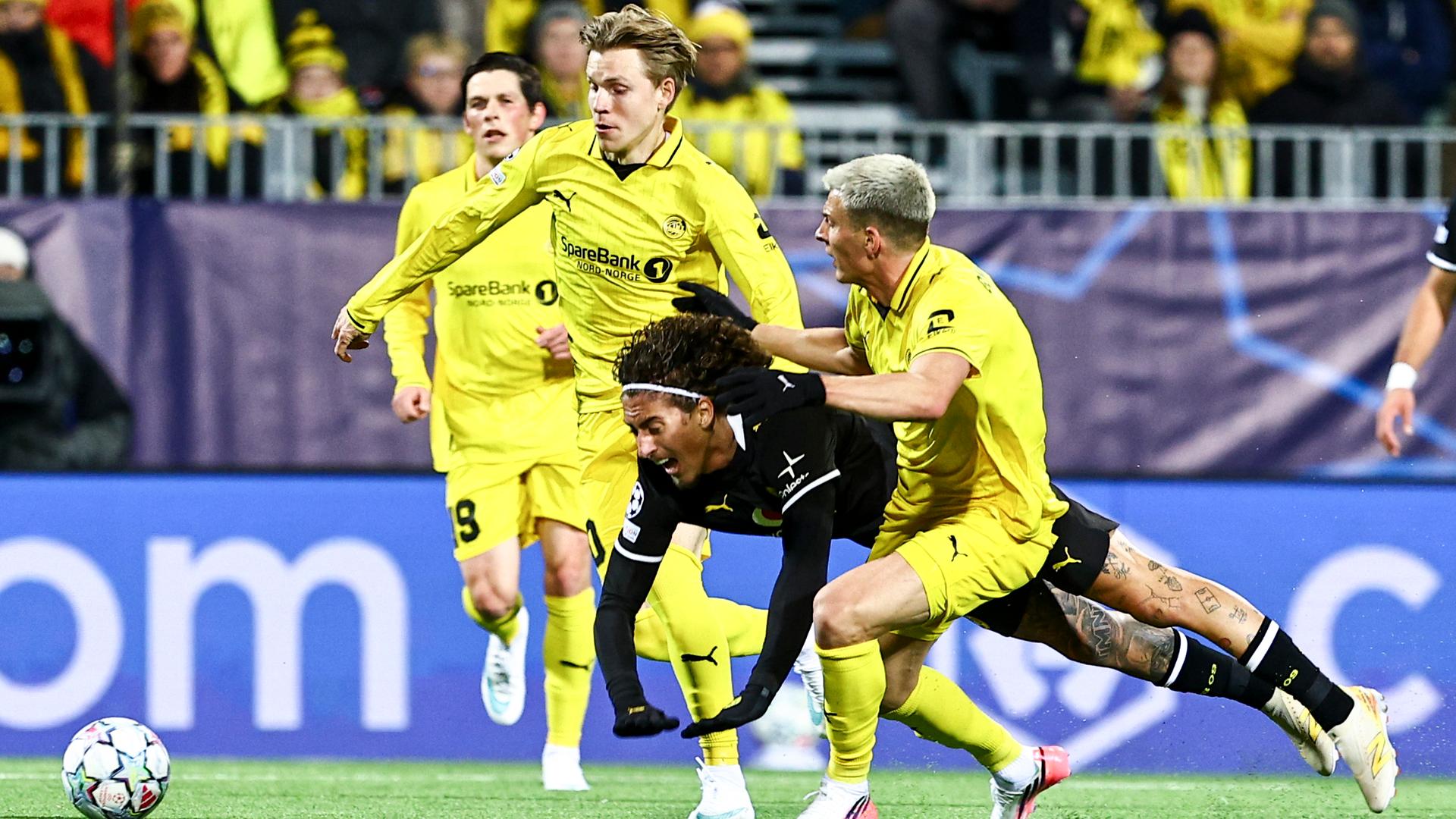 Drei Fußball-Spieler kämpfen um den Ball. Drei Fußball-Spieler kämpfen um den Ball.