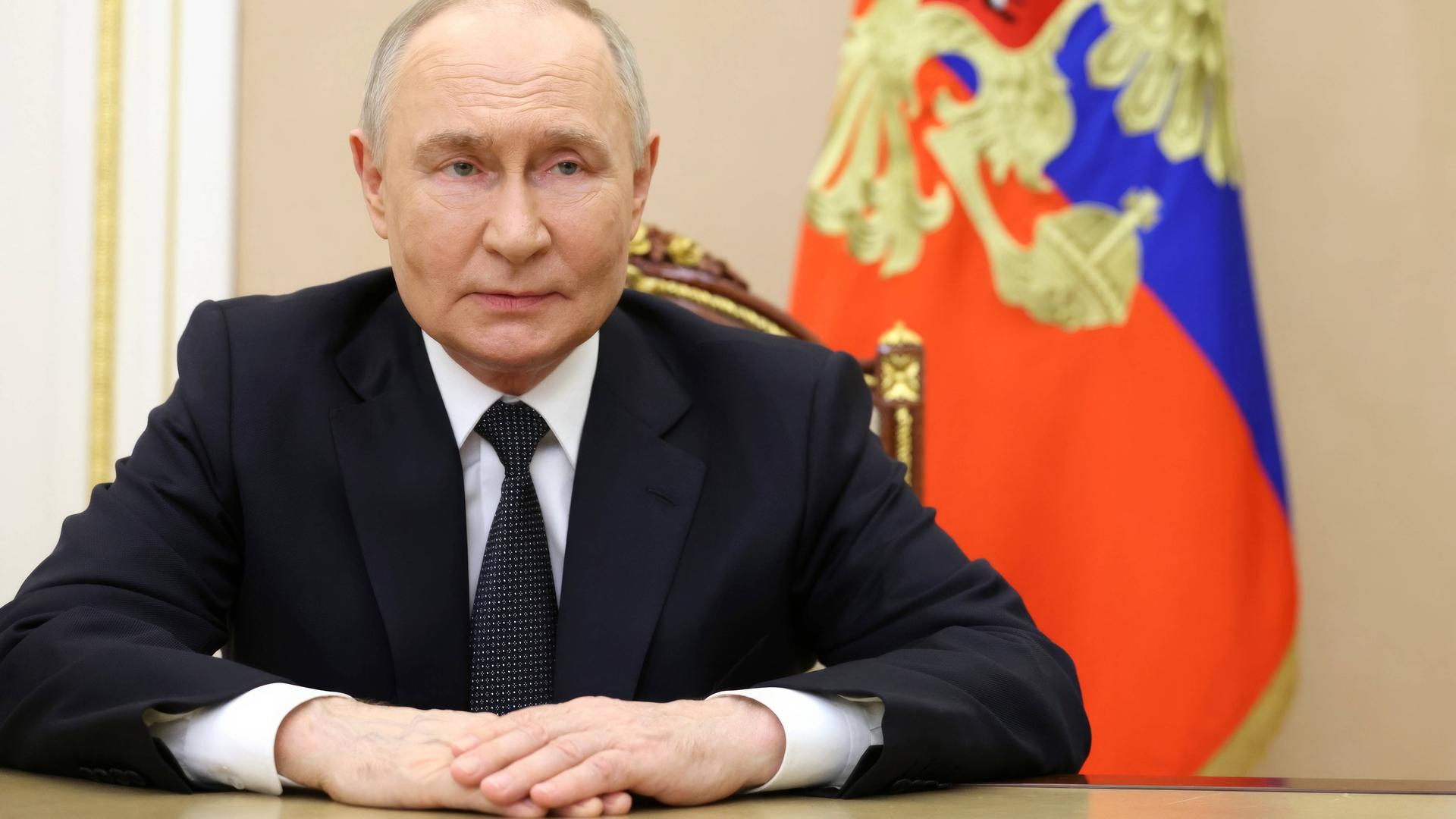 Russlands Präsident Putin am 28. Mai 2025 während einer Videoansprache, im Hintergrund eine Flagge Russlands