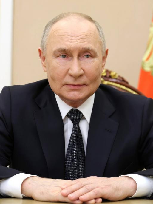 Russlands Präsident Putin am 28. Mai 2025 während einer Videoansprache, im Hintergrund eine Flagge Russlands