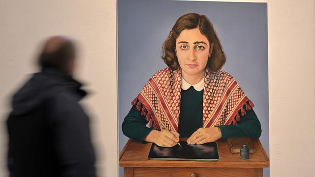 In einem Museum in Potsdam hängt ein Bild mit dem Mädchen Anne Frank. Sie trägt ein Palästinenser-Tuch. 