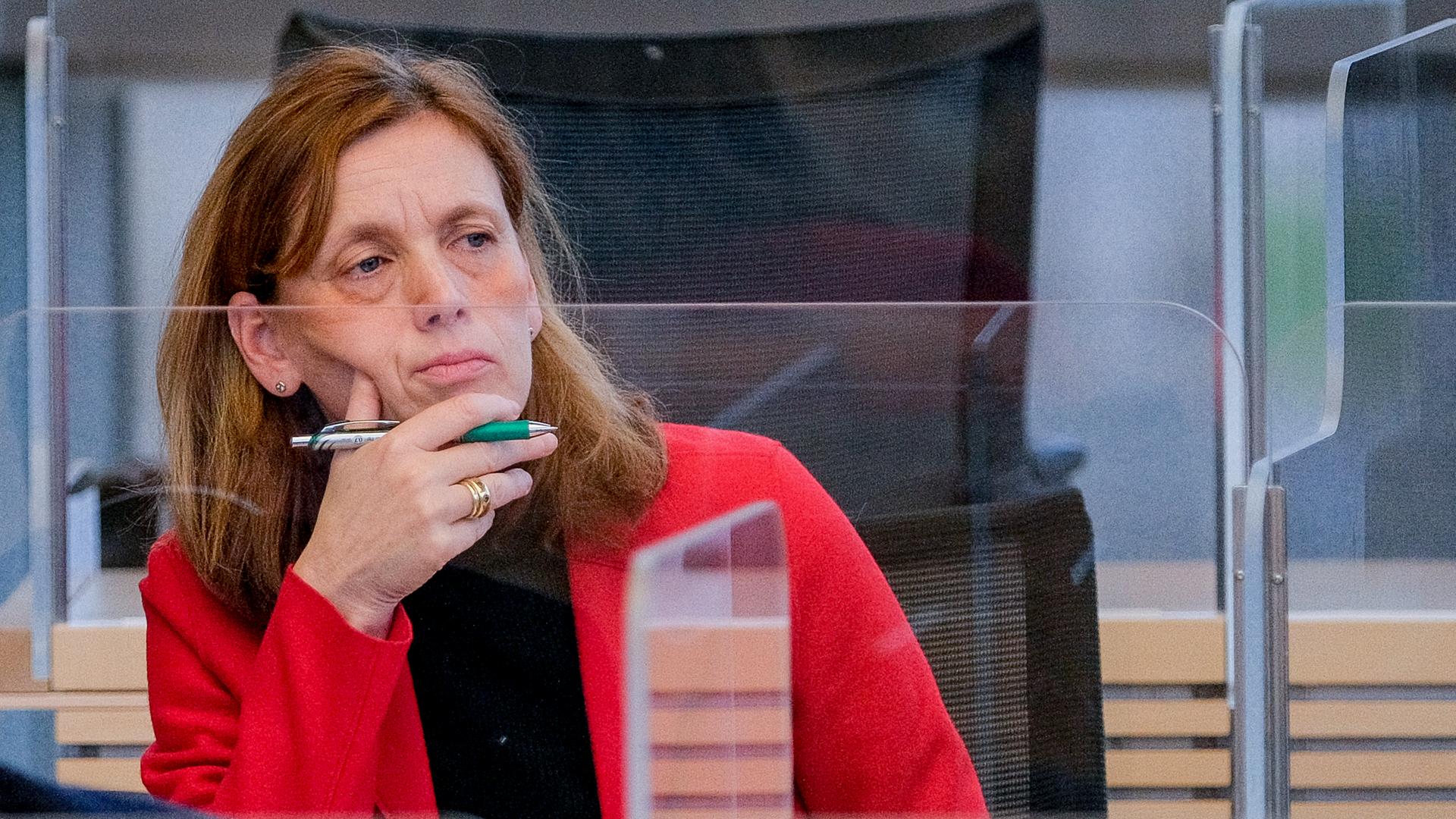 Karin Prien (CDU), Ministerin für Bildung, Wissenschaft und Kultur des Landes Schleswig-Holstein, hört im Plenarsaal einem Redebeitrag zu. Karin Prien (CDU), Ministerin für Bildung, Wissenschaft und Kultur des Landes Schleswig-Holstein, hört im Plenarsaal einem Redebeitrag zu.