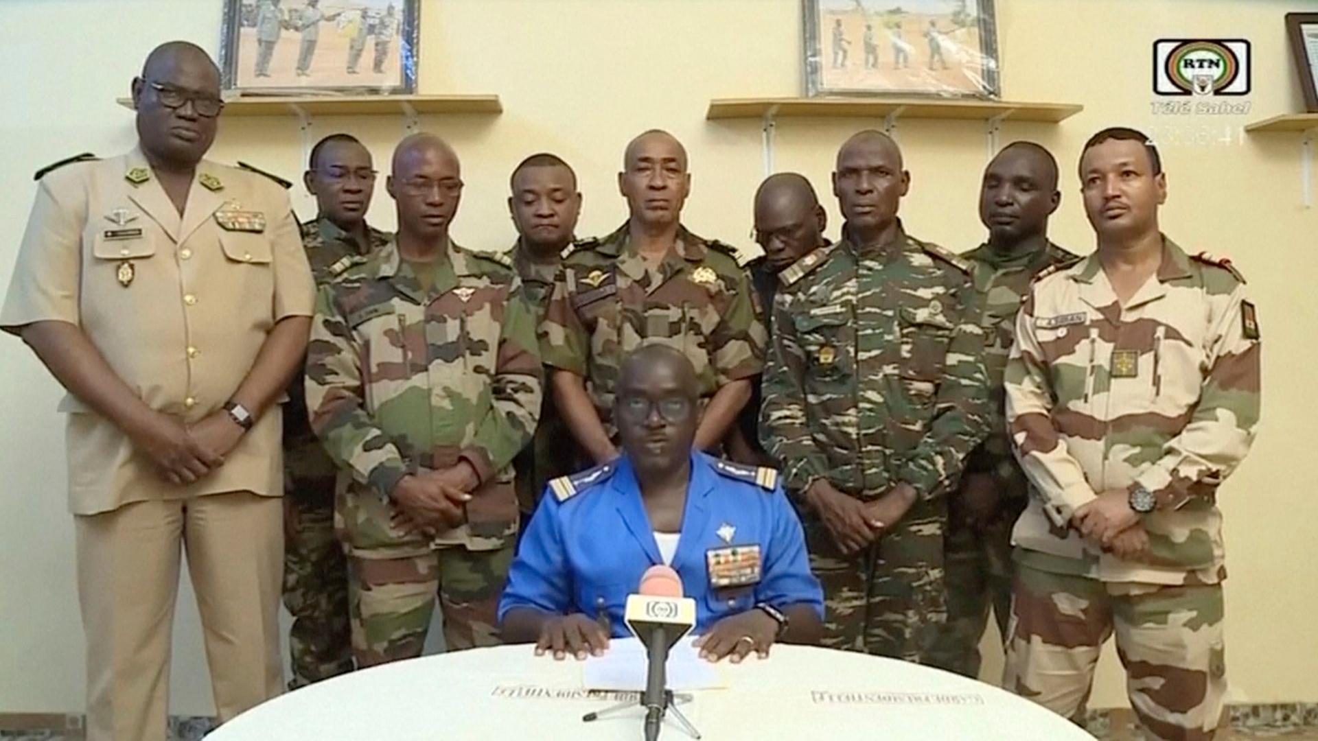 Niger, Niamey: In diesem Bild aus einem von ORTN zur Verfügung gestellten Video gibt Oberstmajor Amadou Abdramane (vorne, M) am späten Mittwoch eine Erklärung ab, während eine Delegation von Militäroffizieren im nigrischen Staatsfernsehen erscheint, um eine Reihe von Kommuniquees zu verlesen, in denen sie ihren Staatsstreich ankündigen.