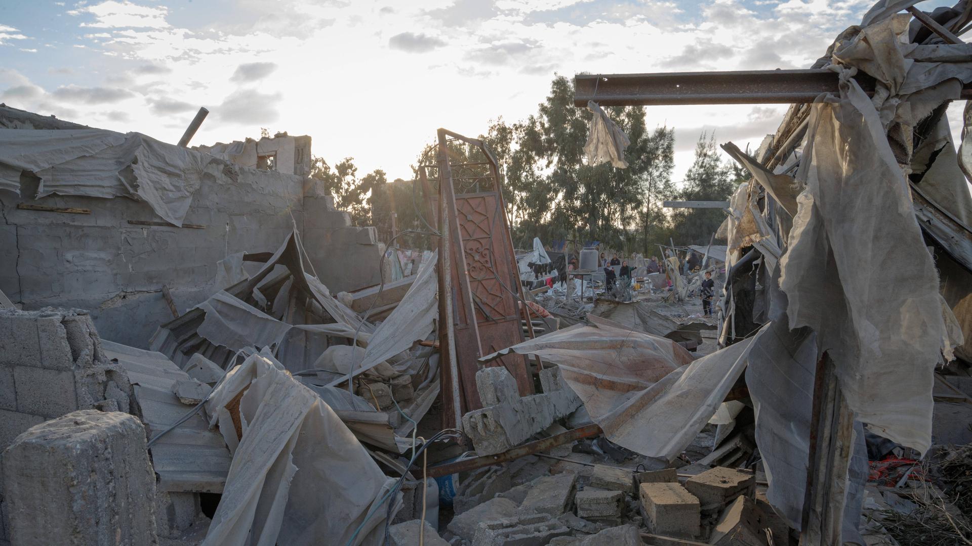 Ein zerstörtes Zeltlager in der Nähe von Chan Yunis im Gazastreifen.