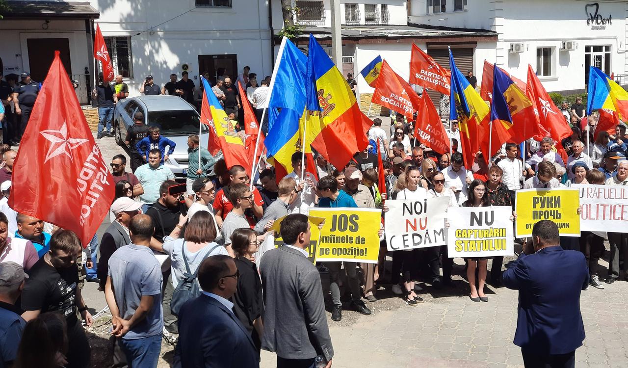 Protest mit Fahnen und Schildern in Chisinau gegen die Verhaftung des Ex-Präsidenten der Republik Moldau, Igor Dodon, aufgenommen am 25.05.2022 