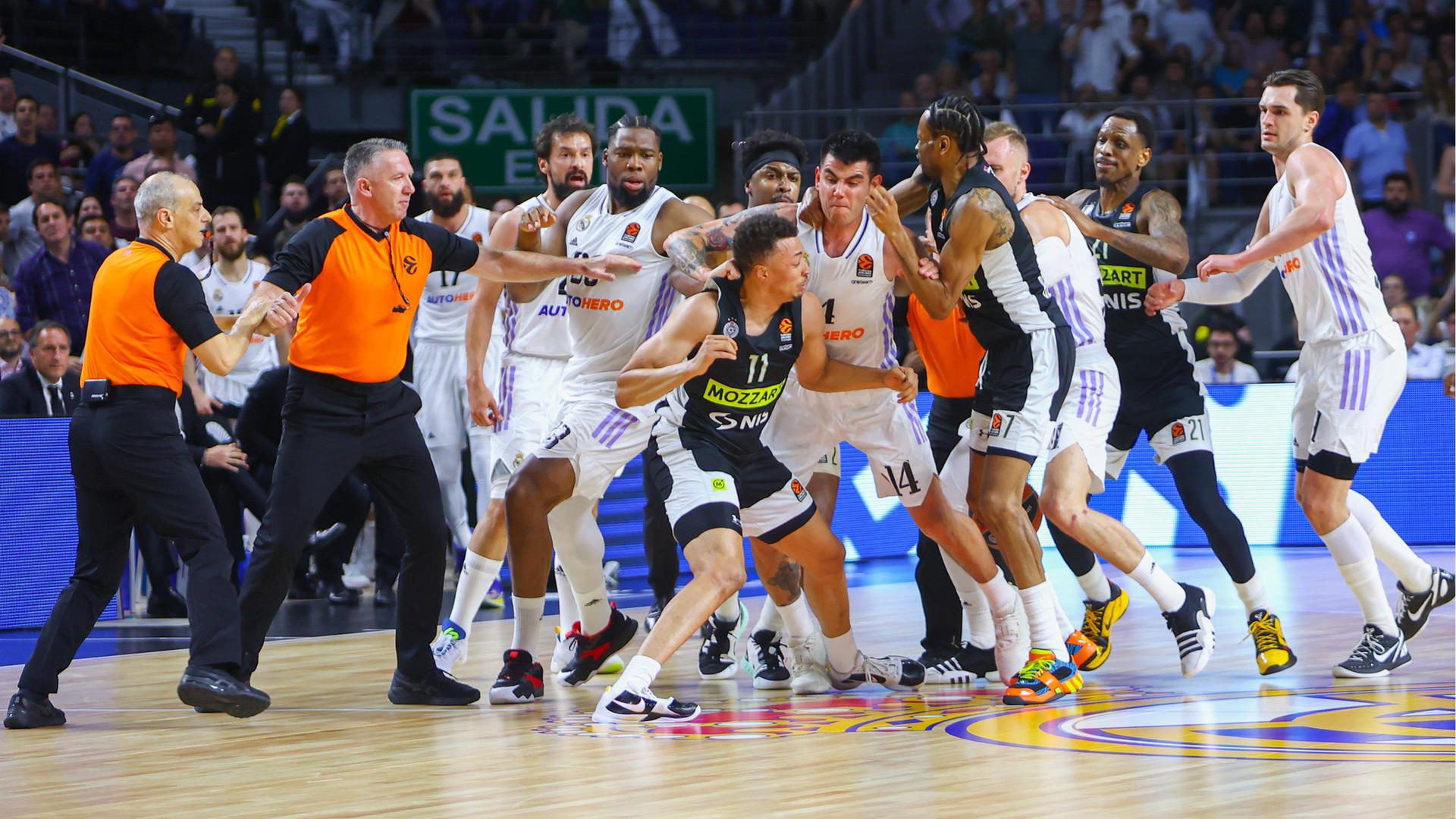 Das Foto zeigt Basketball-Spieler, die aneinander geraten sind - im Spiel Madrid gegen Belgrad in der Euroleague.