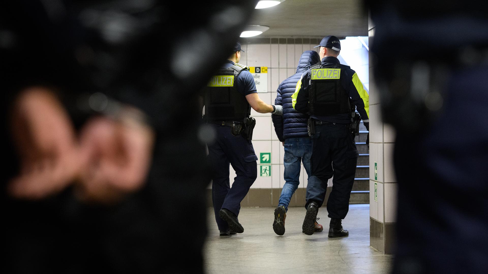 Polizeibeamte der Brennpunkt- und Präsenzeinheit (BPE) der Polizei Berlin führen in der U-Bahn-Haltestelle am Kottbusser Tor in Kreuzberg mutmaßliche Drogen-Dealer ab. 