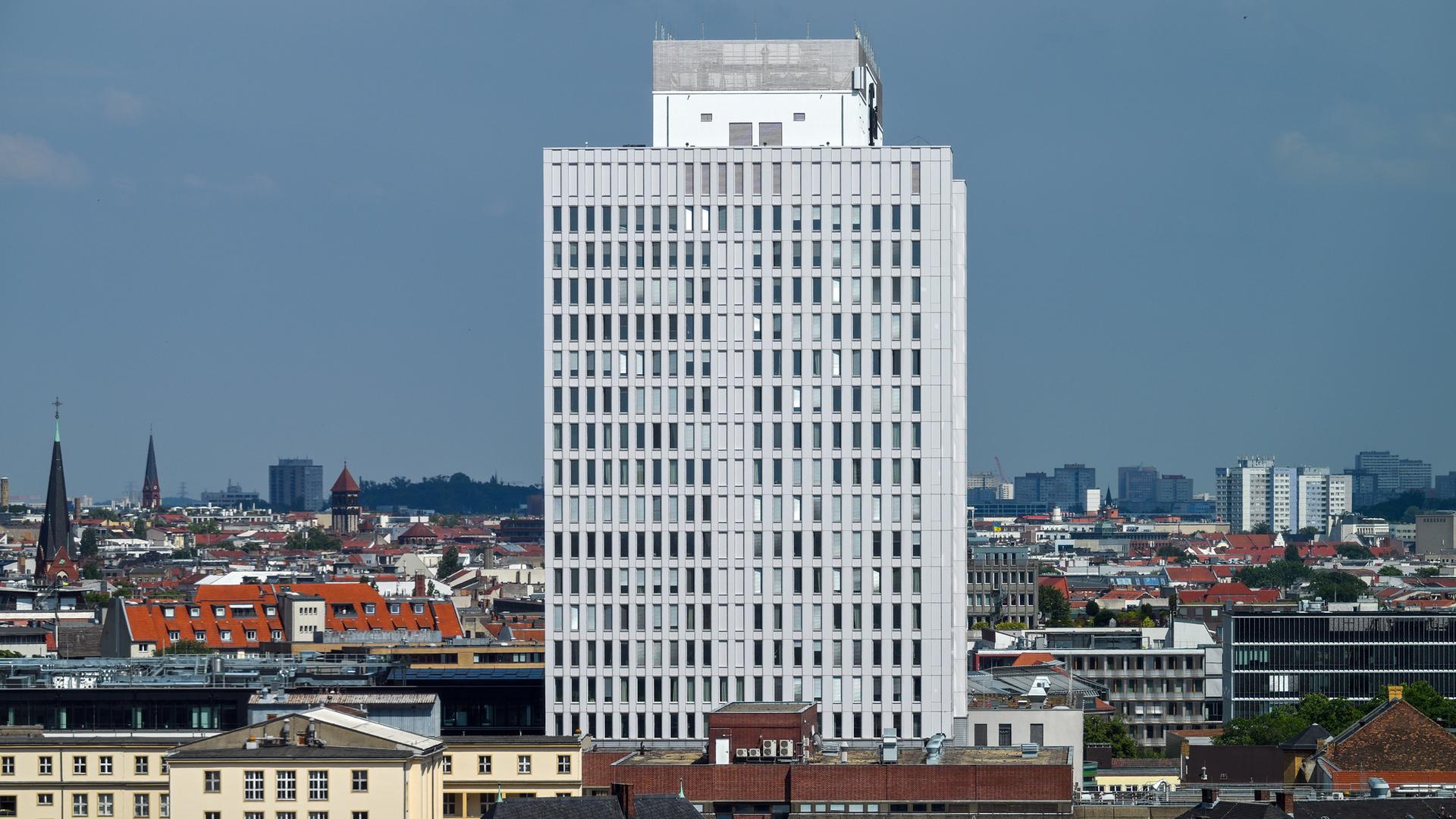 Blick auf das sanierte Hochhaus der Charite in Berlin-Mitte.