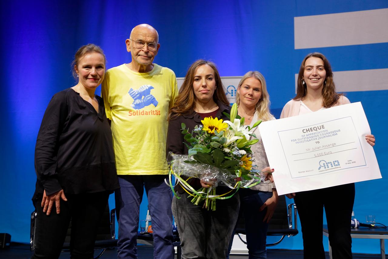 Stella Assange (Mitte) nimmt den Günter-Wallraff-Preis 2022 stellvertretend für ihren Ehemann Julian Assange entgegen. Mit dabei sind Günter Wallraff und Vertreterinnen der Initiative Nachrichtenaufklärung (INA).