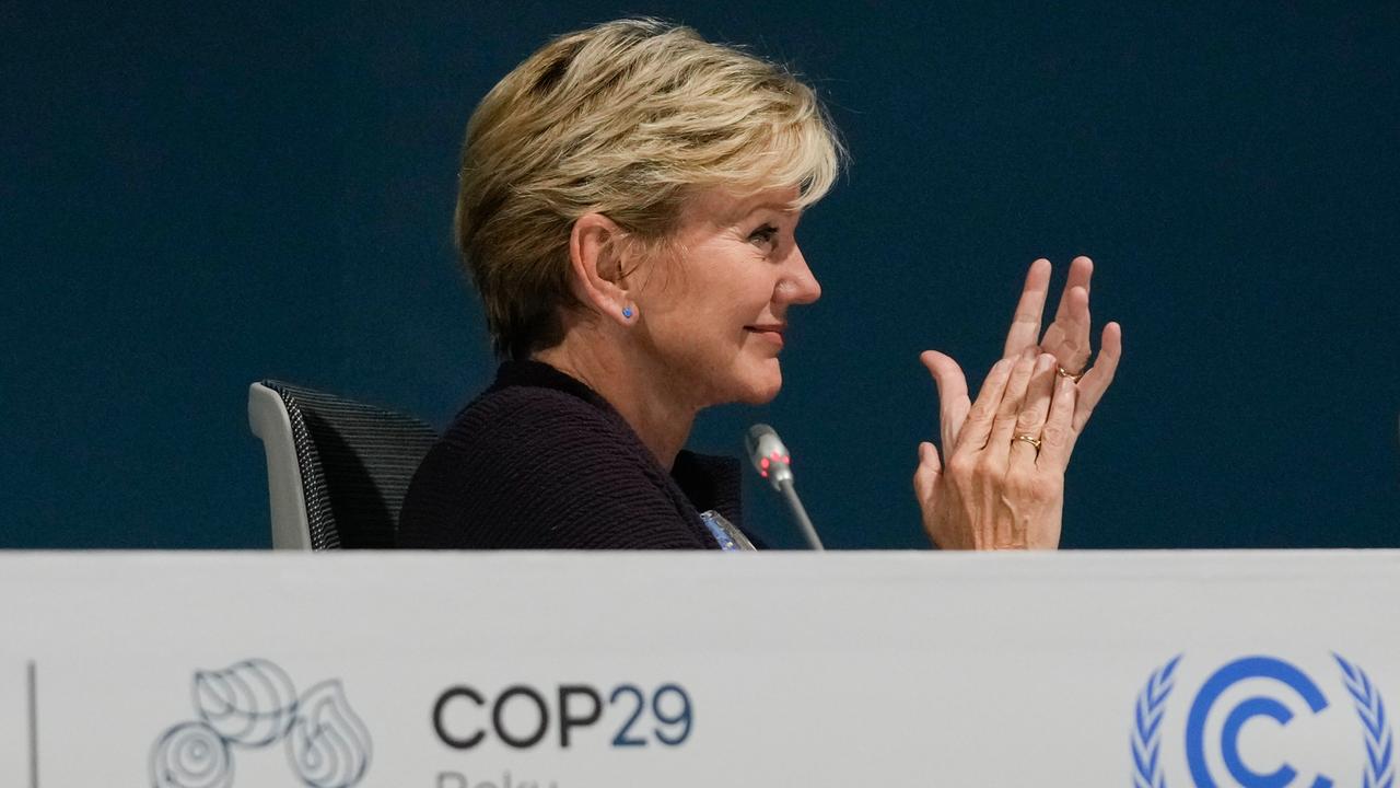 Jennifer Granholm applaudiert am 15.11.2024 beim Klimagipfel COP29 in Baku.