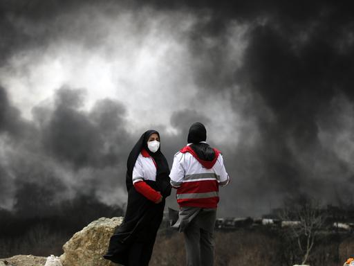 Schwarzer Rauch steigt nach einem Luftangriff auf ein Öldepot bei Teheran auf.