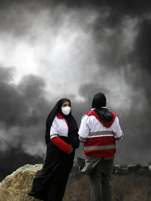 Schwarzer Rauch steigt nach einem Luftangriff auf ein Öldepot bei Teheran auf.