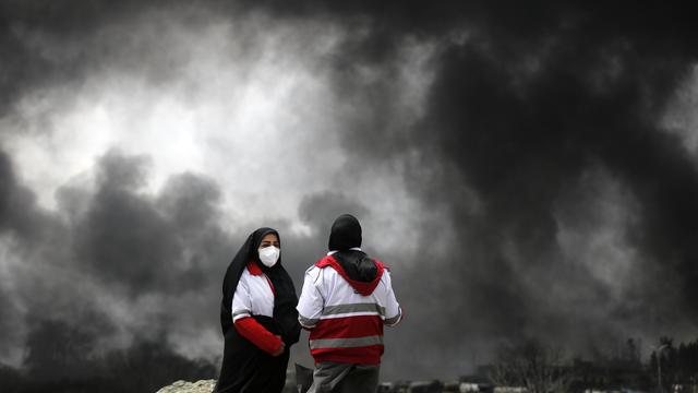 Schwarzer Rauch steigt nach einem Luftangriff auf ein Öldepot bei Teheran auf.
