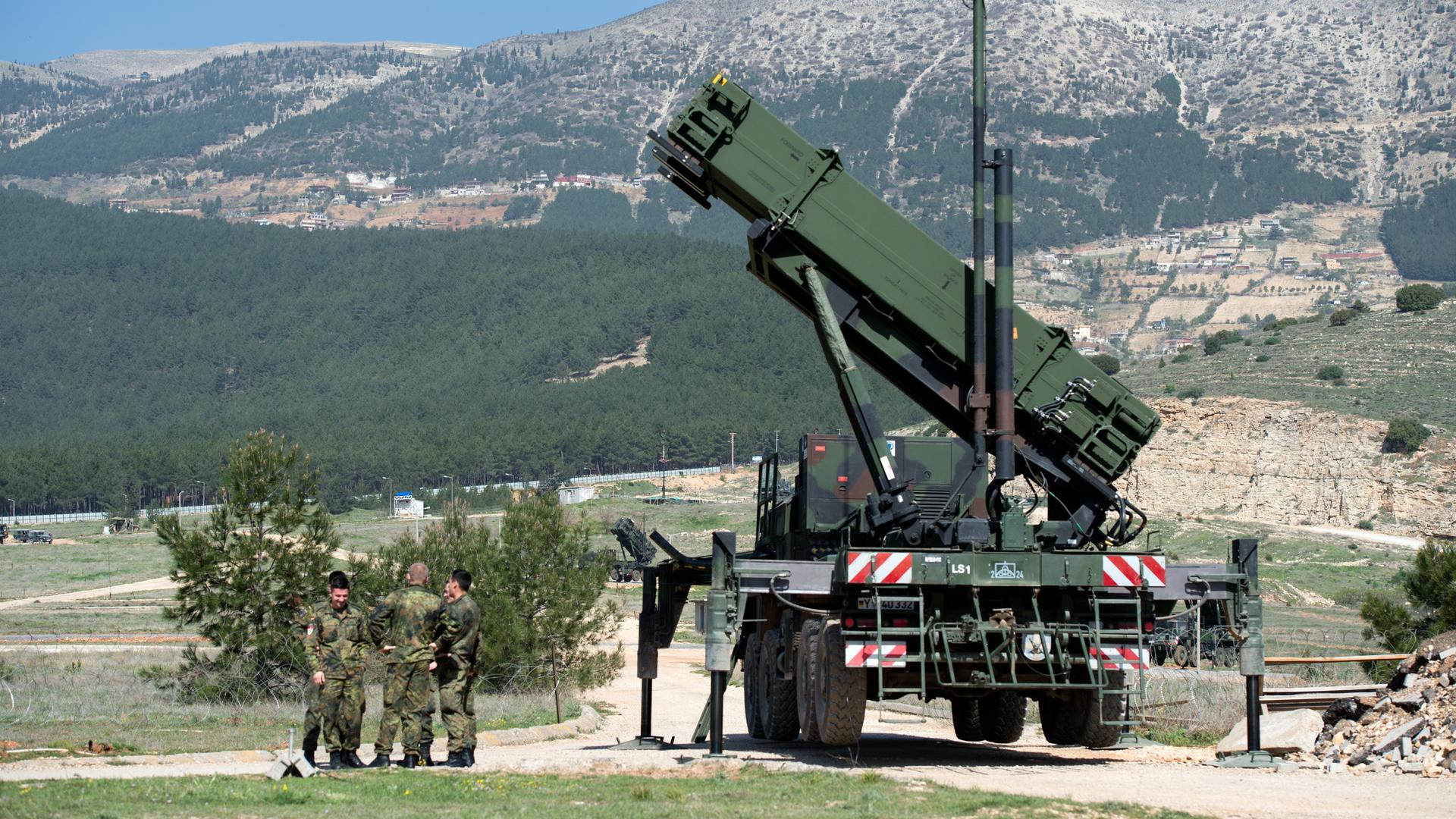 Deutsche Soldaten stehen in Kahramanmaras in der Türkei vor einer "Patriot"-Feuereinheit. 