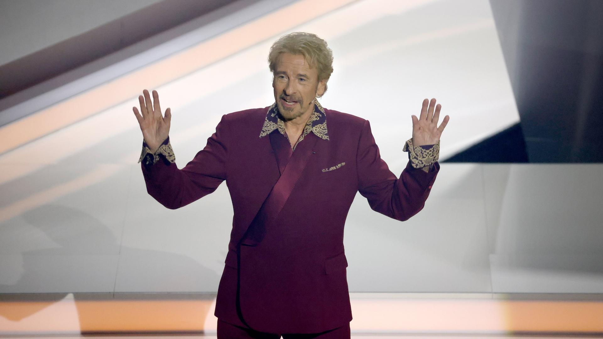 Moderator Thomas Gottschalk kommt zu Beginn der ZDF-Show "Wetten, dass..?" auf die Bühne.