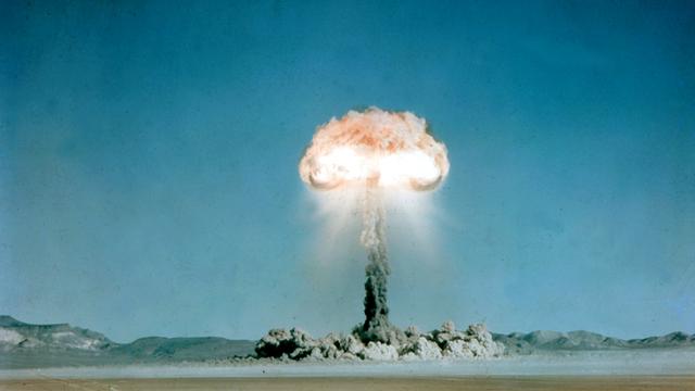Ein Atompilz steigt nach der Explosion einer Atombombe über dem Testgelände in der Wüste von Nevada auf.