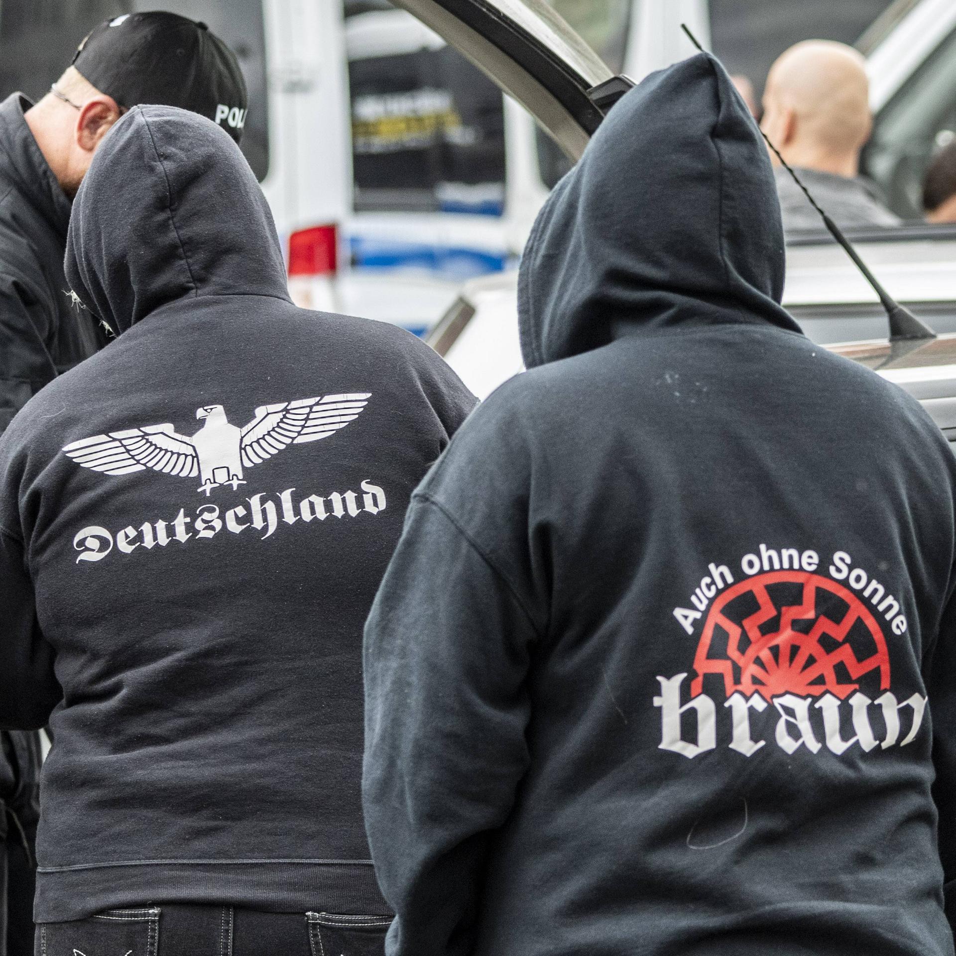 Vorwurf der Volksverhetzung - Zehntausende Tonträger bei Rechtsrock-Razzia beschlagnahmt
