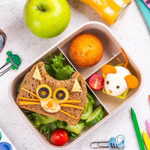 Kinder-Brotdose mit süßem Katzen-Sandwich, Muffin und Maus aus gekochtem Ei. 