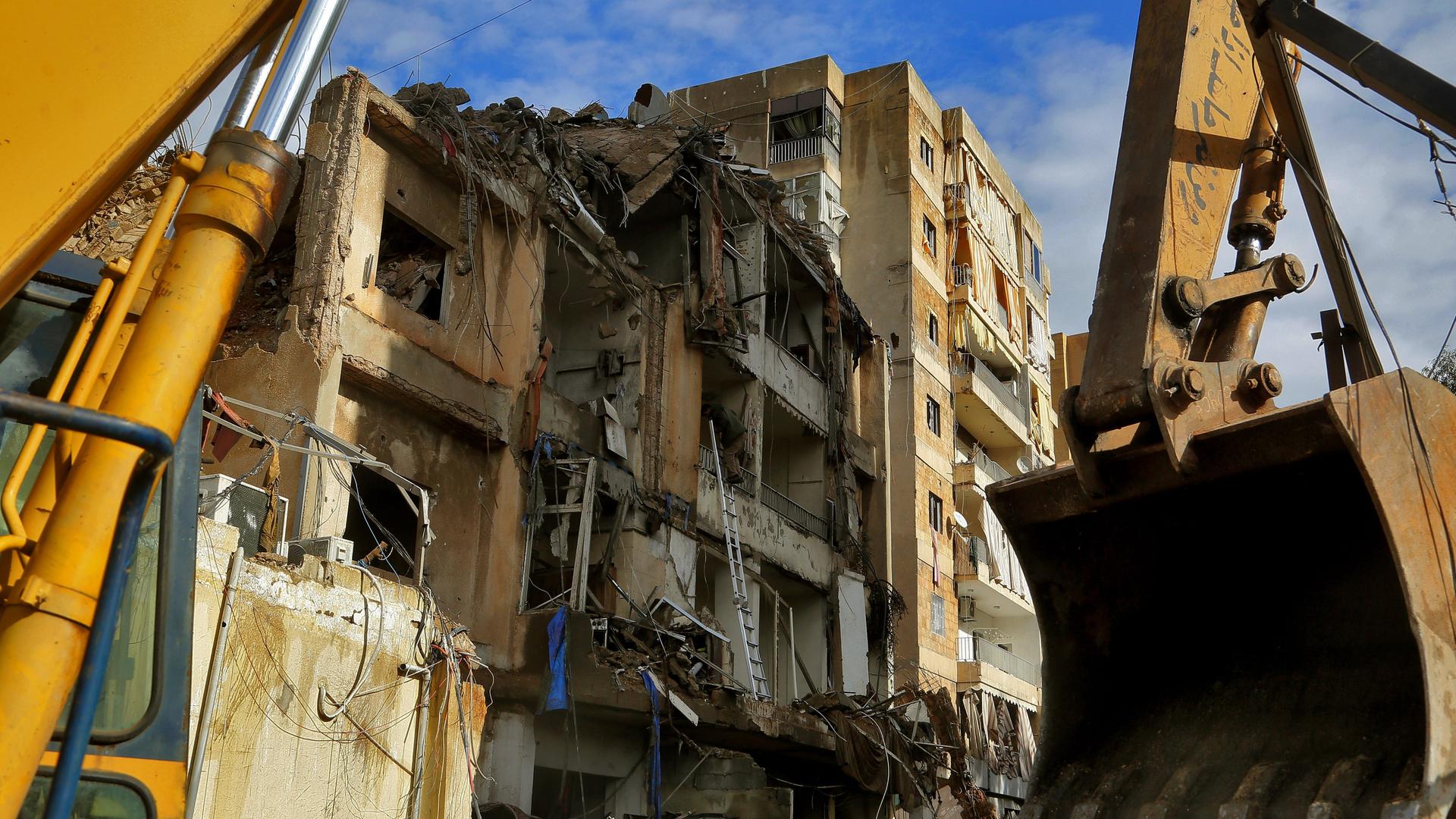 Ein Libanese benutzt eine Leiter, um seine Wohnung in einem zerstörten Gebäude zu erreichen, das von einem israelischen Luftangriff getroffen wurde. 